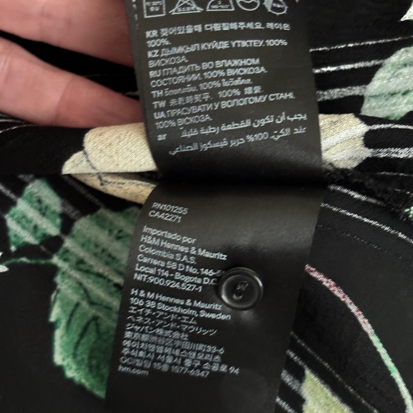 H&M Black Floral Blouse - Size 6 - Picture 7 of 8